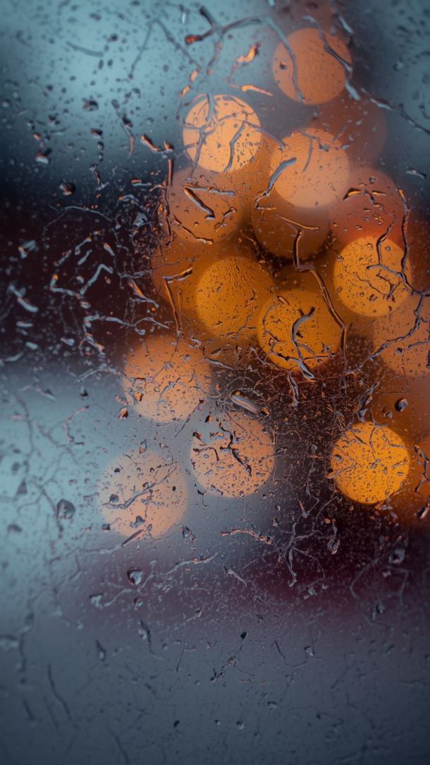 Fenêtre givrée reflétant les lumières de Noël avec motifs de glace