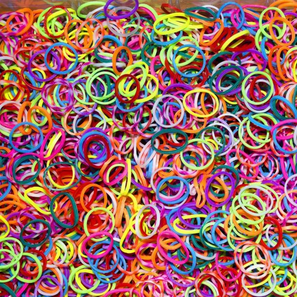 Tuto bracelet élastique - Matériel coloré pour créer des bracelets