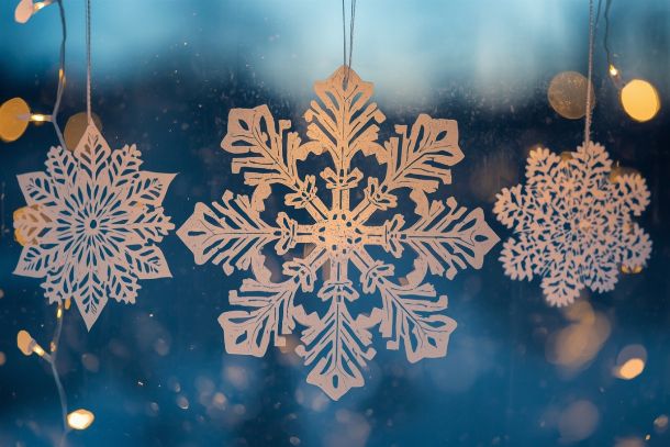 flocon de neige à découper Gros plan sur flocons de neige en papier calque avec découpes dentelle illuminés par LED montrant l'effet lumineux translucide flocon de neige à découper Gros plan sur flocons de neige en papier calque avec découpes dentelle illuminés par LED montrant l'effet lumineux translucide
